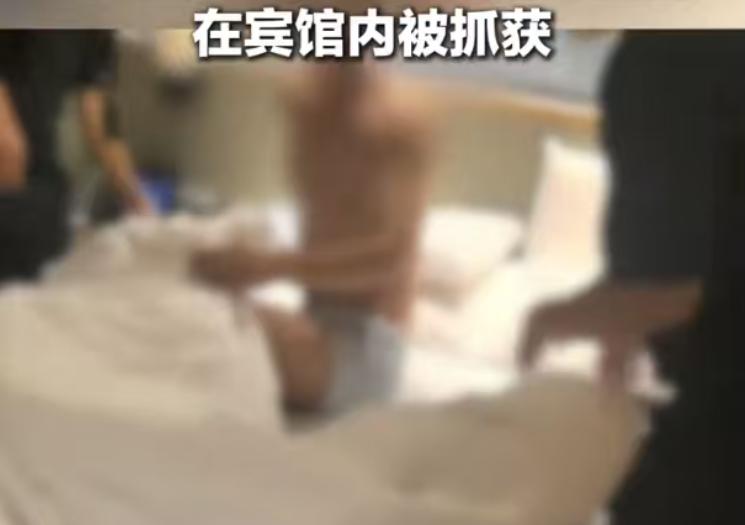 青岛一男子冒充军人骗财骗色，十多名女子上当，3套军装揭穿骗局最近山东青岛发生