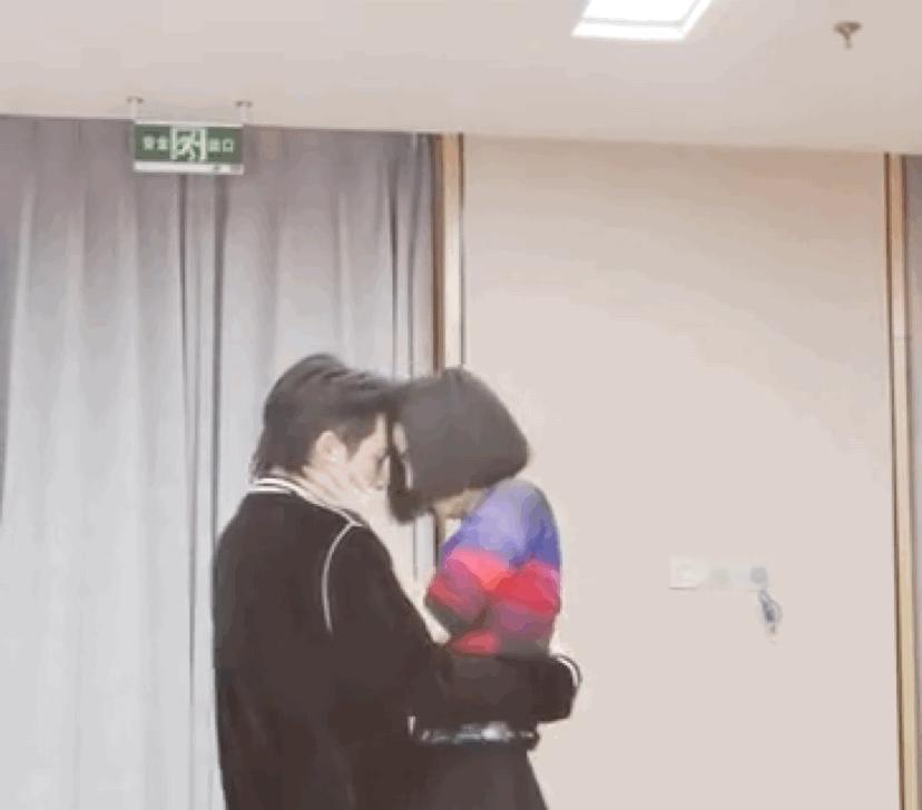 檀健次这瓜让我更好奇他的身高了看过他和佟丽娅跳舞的视频，檀健次官方身高174，