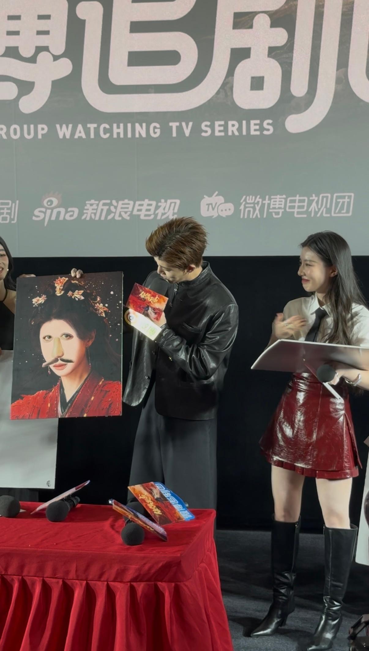 任嘉伦这对吗任嘉伦给王鹤润拼胡子哈哈哈哈哈国超你自己看看这对吗？