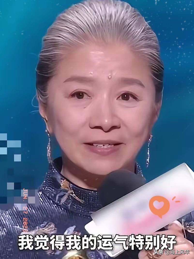 有没有发现，迟蓬有点不对劲。别人获奖都是喜极而泣，可她倒好，获奖后没有激动落