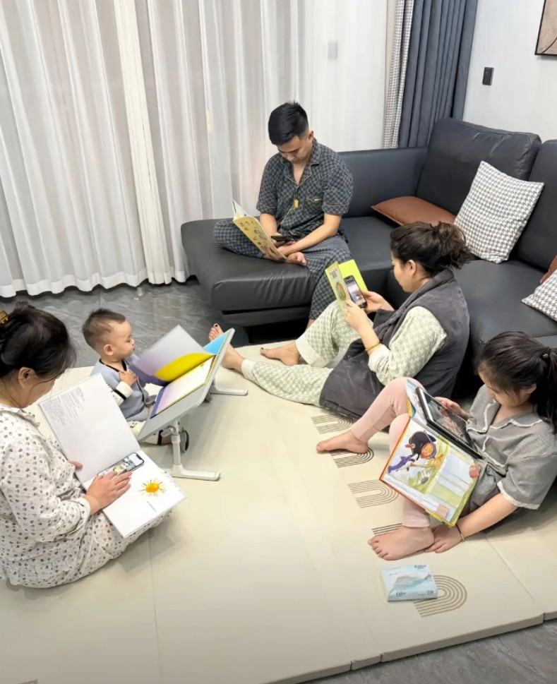 全家只有一个不识字的在看书