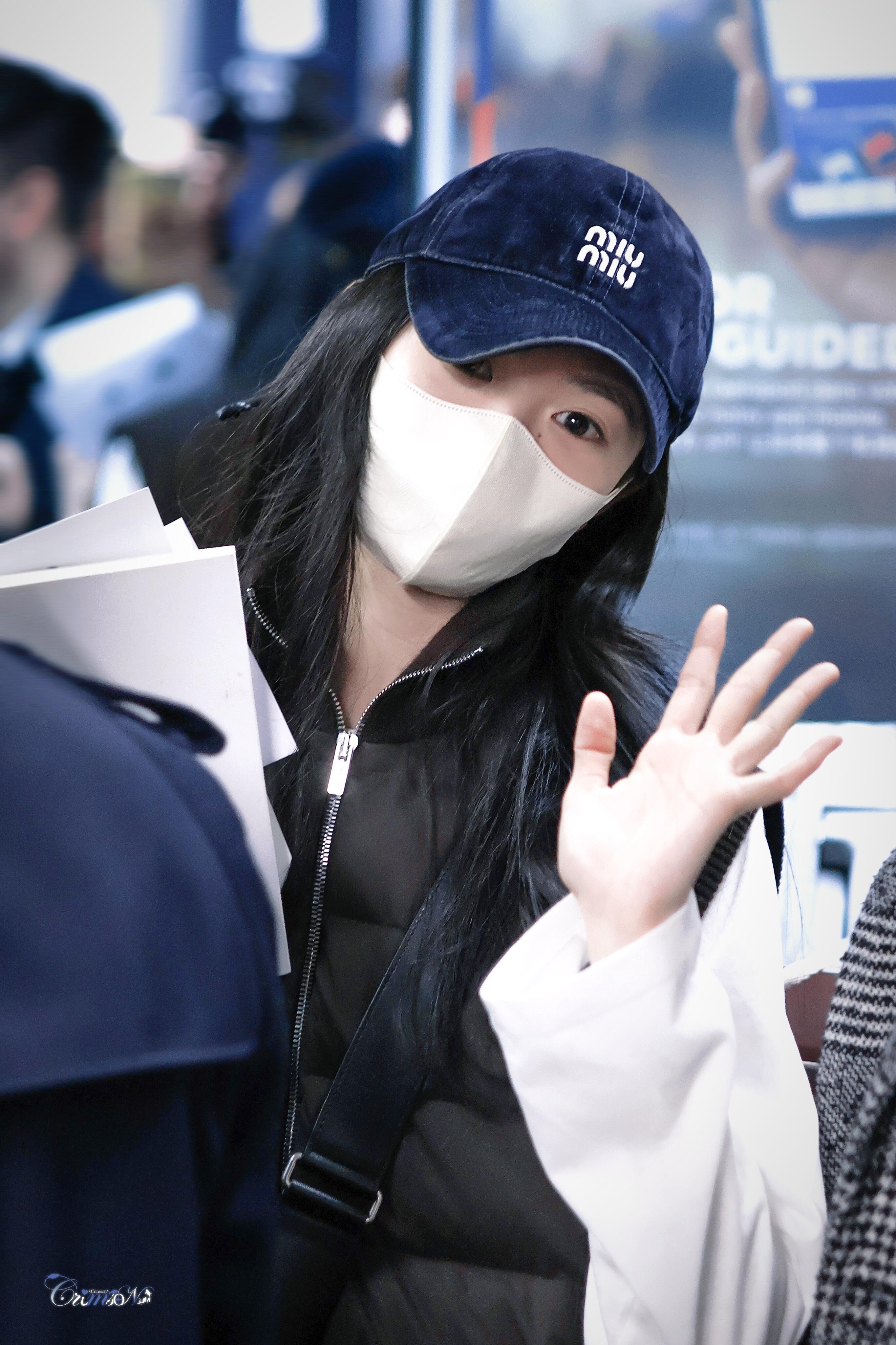 网友巴黎铁塔偶遇刘浩存终于又等到有刘浩存的时装周了🥺马甲一穿完全是老公妹既视感