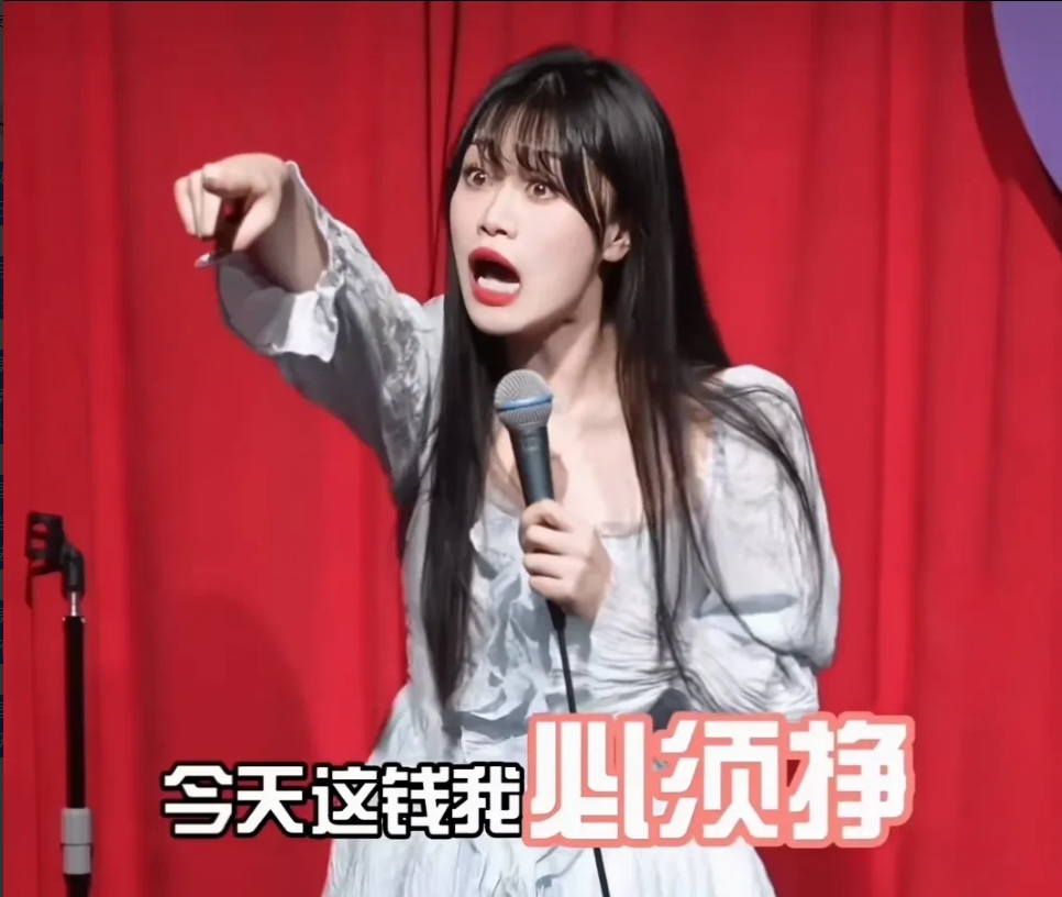 太搞笑了，那个经常在台上喊“来摸腿”的脱口秀女演员真被观众摸腿了，结果摸腿男子喜