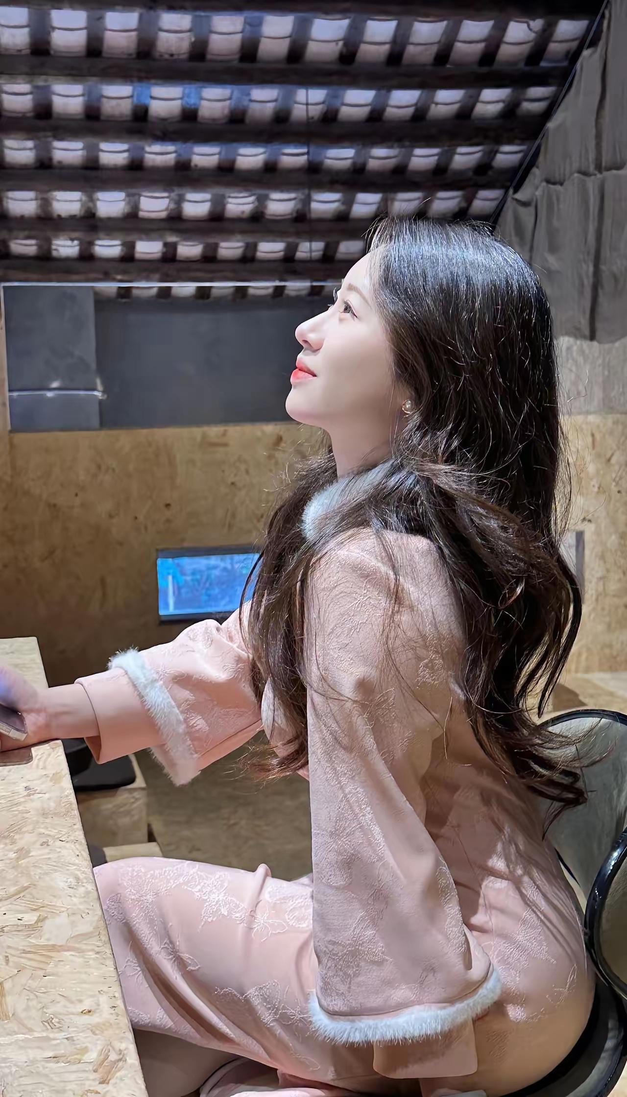 在咖啡馆的慵懒午后，享受一杯咖啡的宁静与美好。