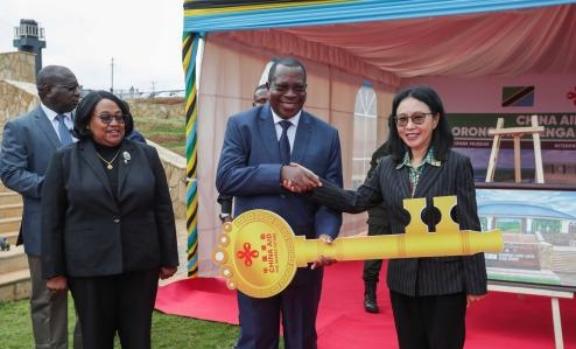 🌞坦桑尼亚之前为了向英国和日本示好，突然就取消了和中国合作的100亿美元巴