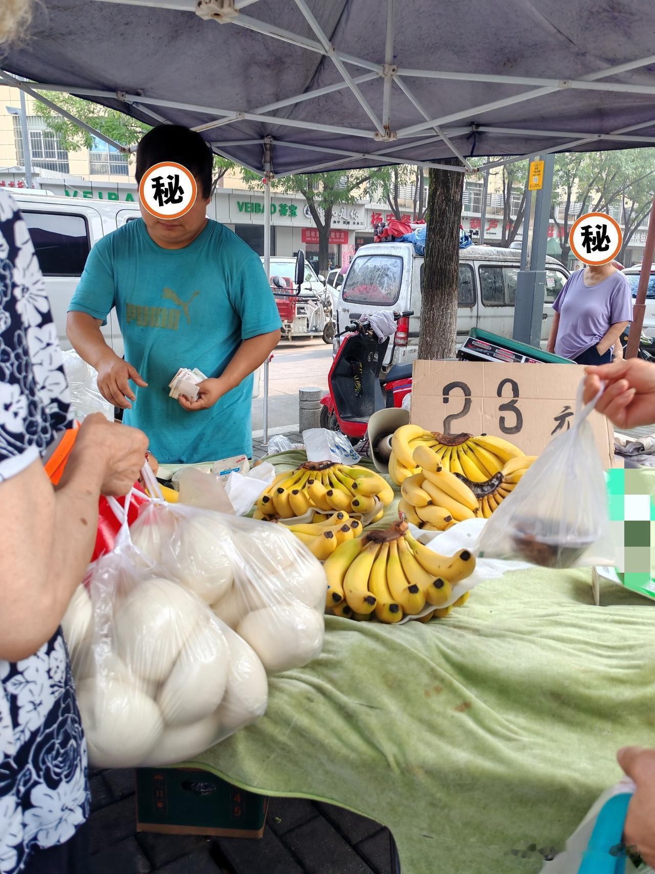 水果真心便宜8月8日，西安。这是我早上路过集市随手拍了几张图，发现大伙今年可以