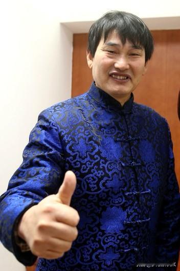 58岁的朱之文是真的把娱乐圈的生存逻辑摸透了，完全是人间清醒的范本。放着800