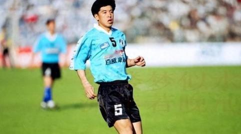 1999年夏天，大连万达的队长徐弘从球场上“消失”了。官方说法是“因病缺阵”，但