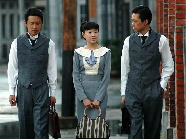 董洁和潘粤明这张合照，甜到让人不敢看第二眼！2005年《红衣坊》片场，两人并