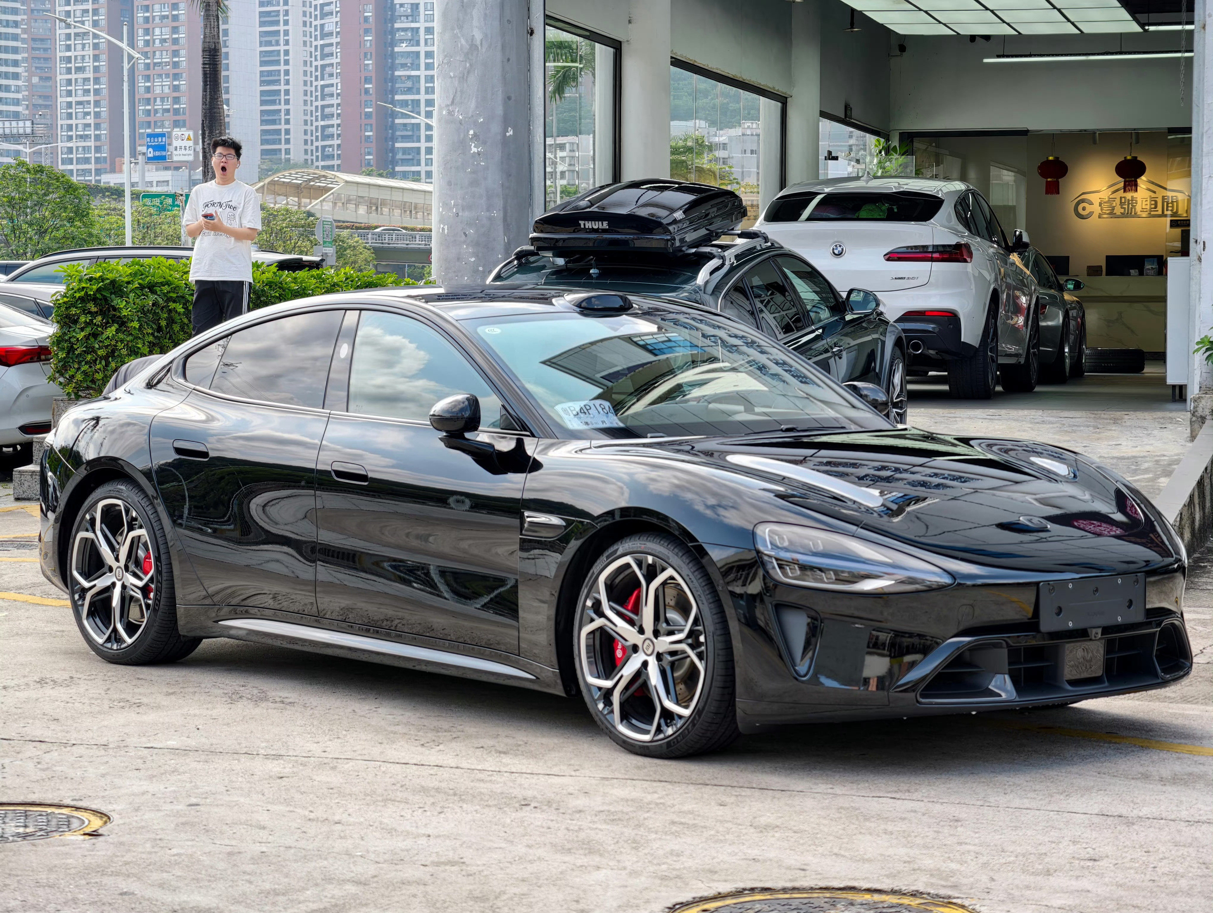 SU7连续两月获20万以上轿车销冠SU7连续两月销量破2万新一代小米SU7表现太