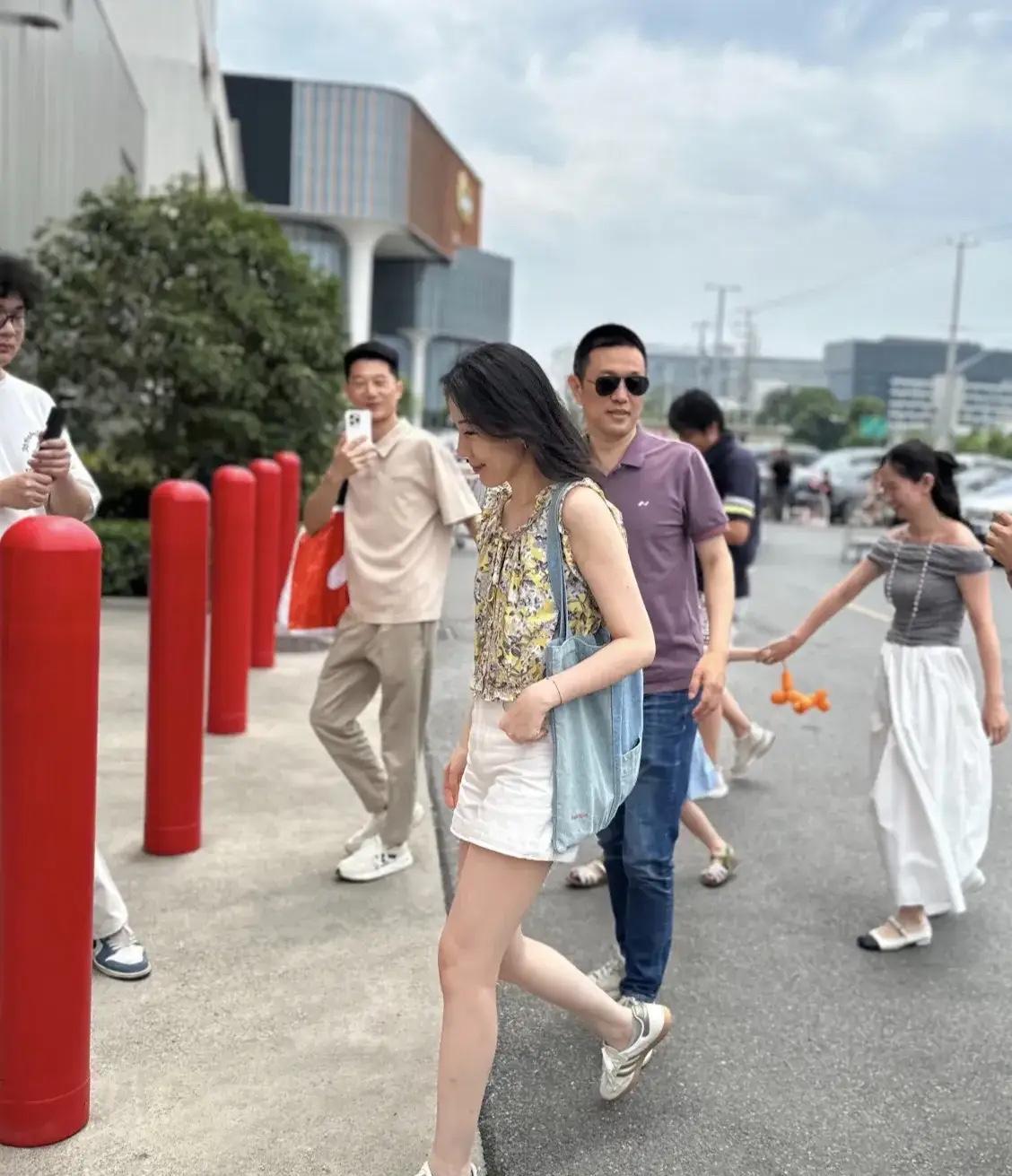 蔚来CEO李斌太会宣传了，开着新车L90和老婆王屹芝到超市采购，买了一大购物车日
