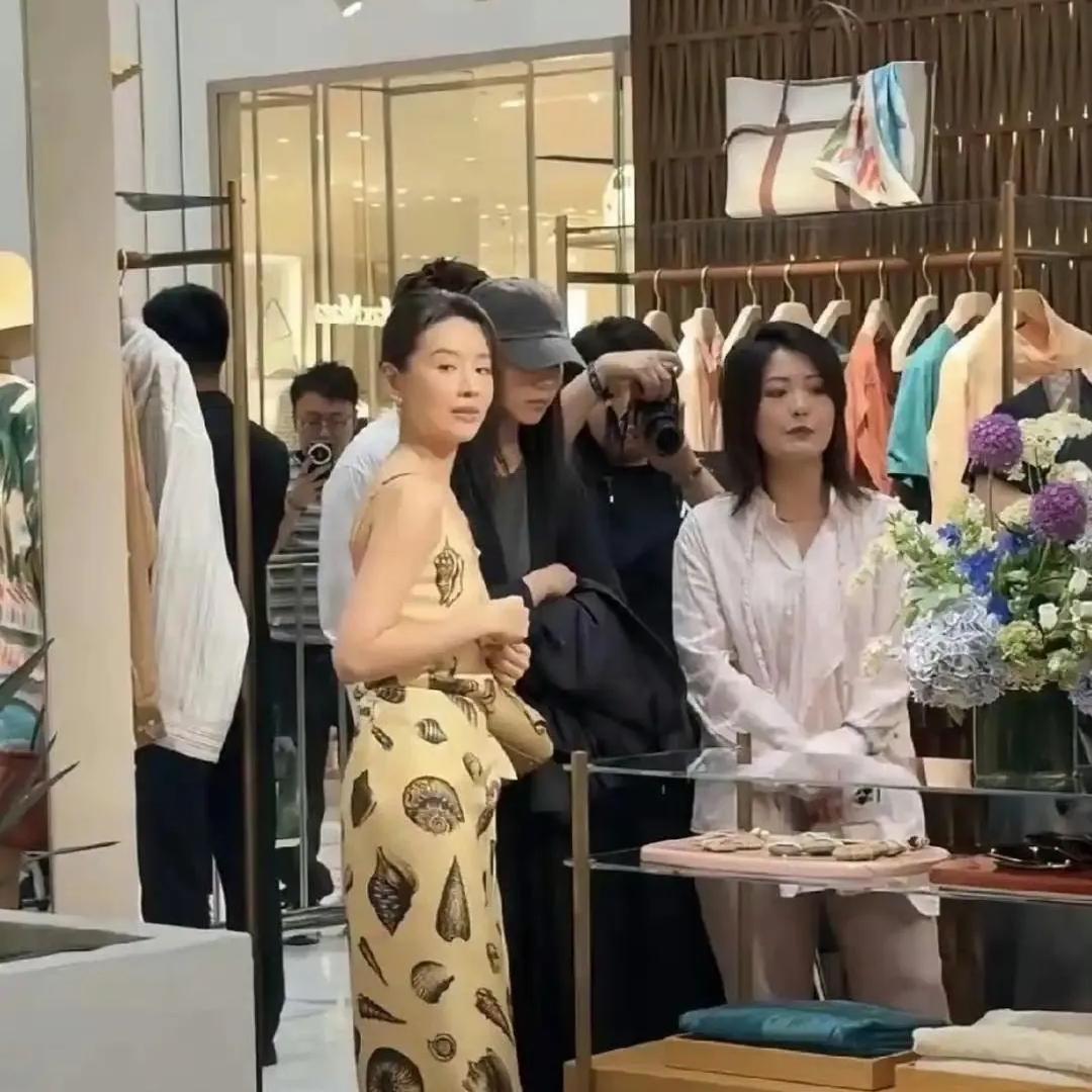 董洁终于活成了冷清秋独立坚强的模样！最近，董洁视察自己的成衣铺子，一身黄色海