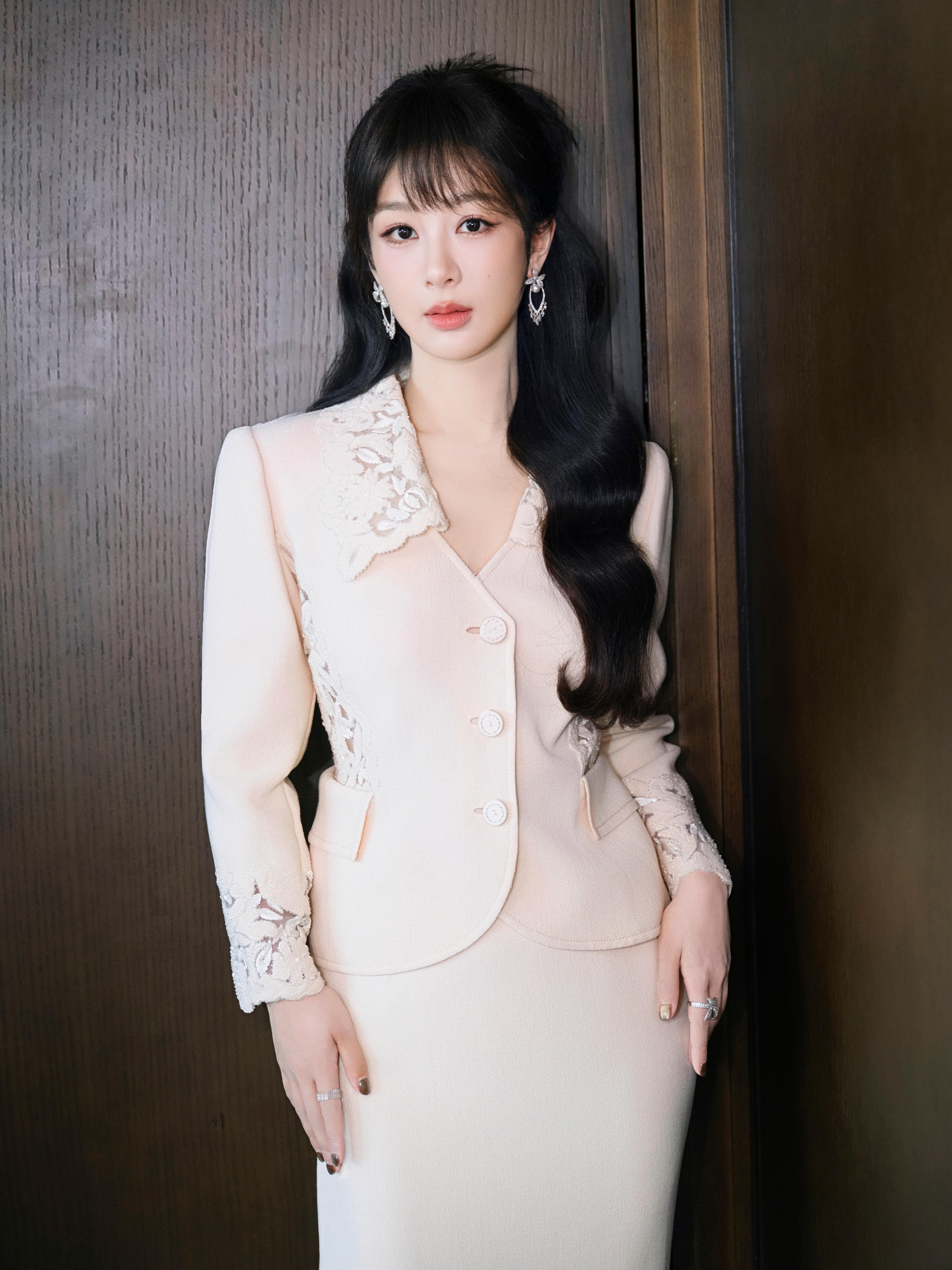 杨紫今日出席代言品牌发布会，身着Valentino2005春夏系列古董高定礼服