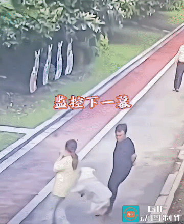 他知道他的狗不咬人，所以他从始至终他都是背着手的。它的主人很冷漠，但它确实是很