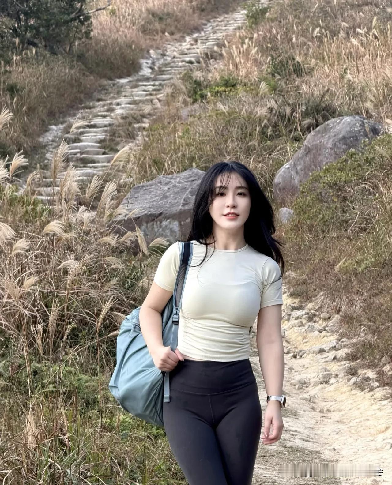 走在山间的小路上山间风光山间慢跑远方的山间行在山间独走山间踏足山间之地