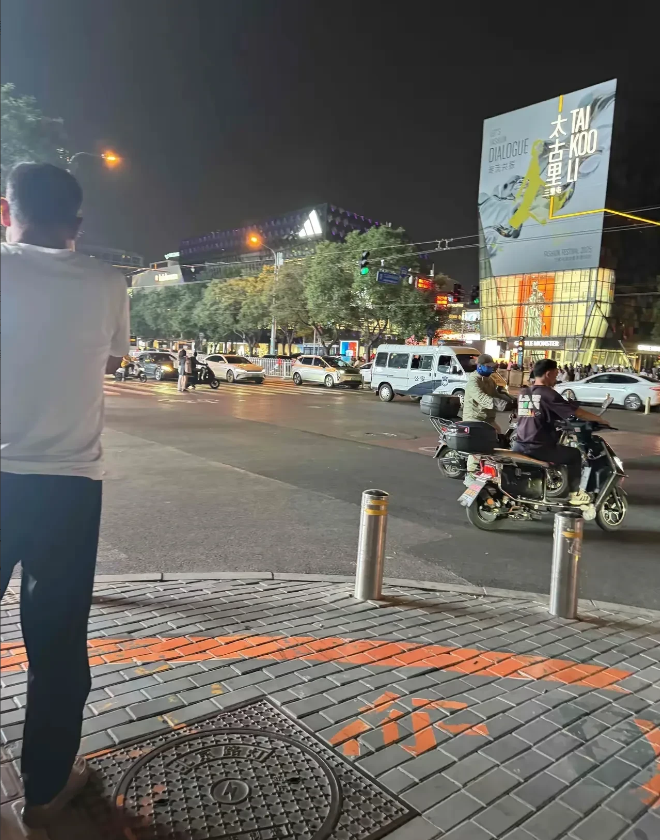 一位女士点了外卖，18岁的小哥送到的时候，这位女士说没收到，投诉说没送到。平台立