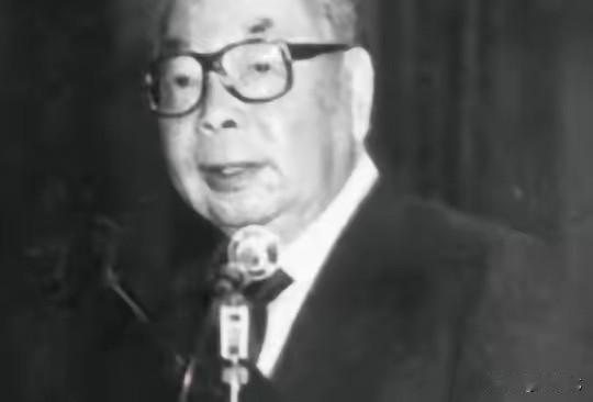 1975年，蒋介石刚咽气，比蒋经国只大12岁的宋美龄就想独揽大权，没想到，一向憨