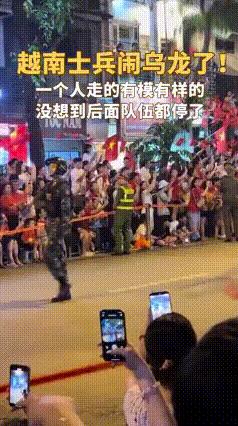 越南阅兵，就像个马戏团……真不是侮辱他们……这不，领头的士兵，可能是因为两边嘈