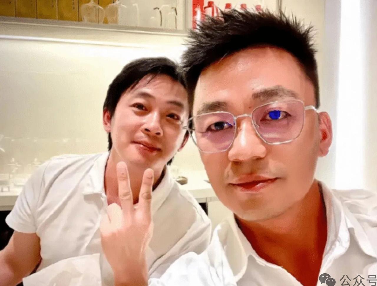 谁能一眼认出这是王宝强！金丝眼镜+白衬衫，气质直接封神，不细看真以为是汪小菲