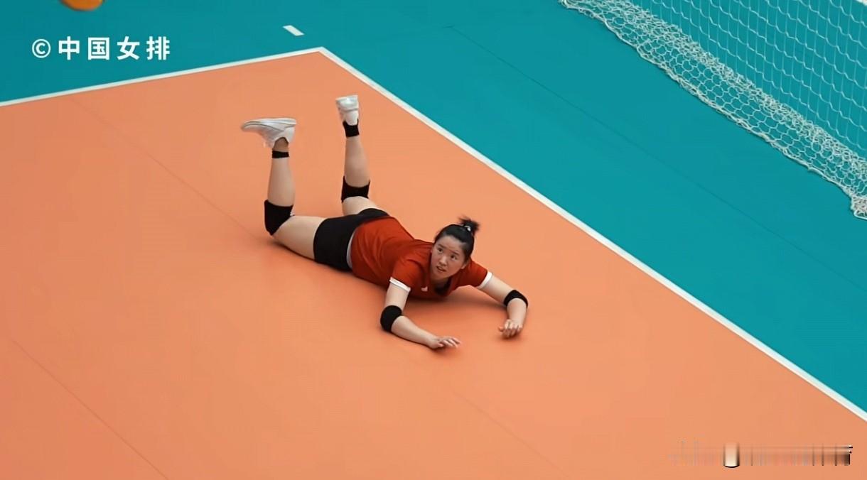 中国女排官方平台发布“青春风暴”视频。出镜镜头中，24岁的倪非凡打头阵，张籽萱、