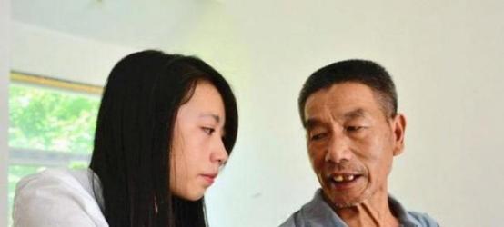 武汉街头，一个煎饼摊主捡到了2个女婴，他终生未娶，20年后，女儿们成了博