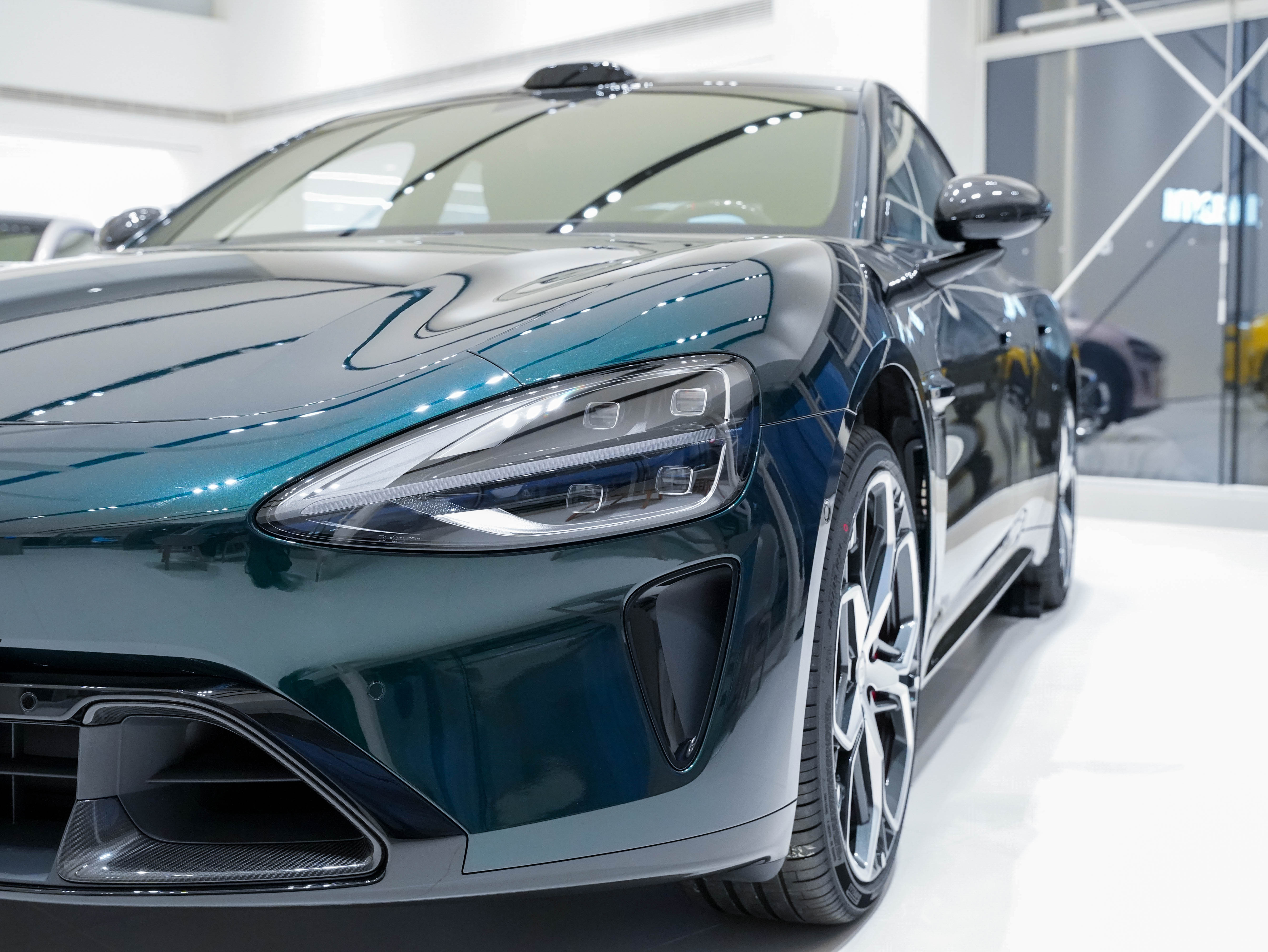 新一代小米SU7靛石绿有点帅!撷取天然矿石的色泽与光感!一种宝石色泽的高级感!