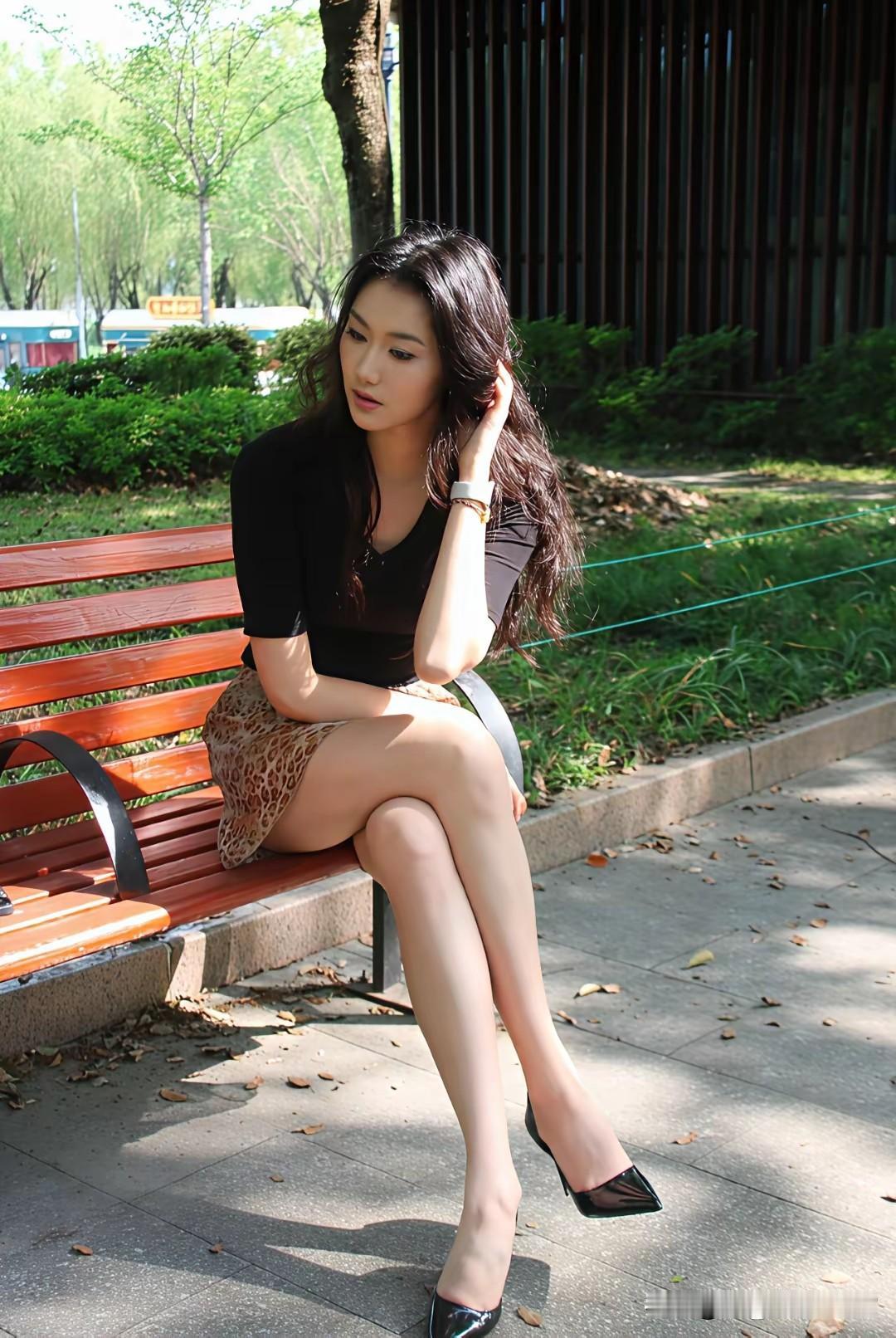 女孩子怎么穿搭既时尚又好看?公园漫步阳光洒落，微风轻拂，享受宁静的午后时光。