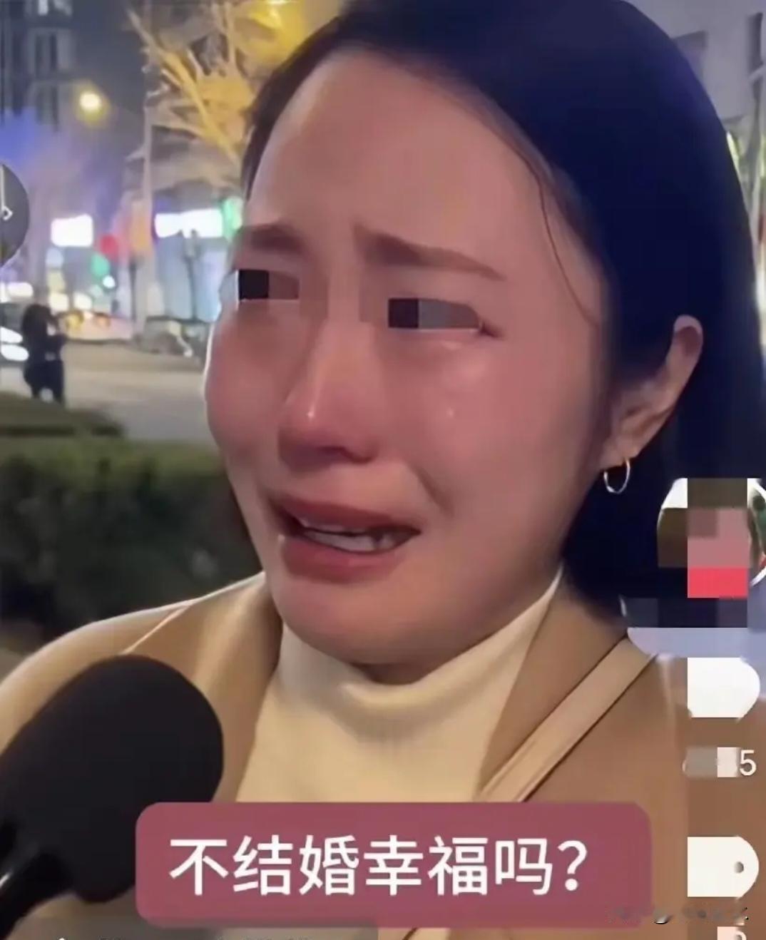 36岁无锡女子街头崩溃信毒鸡汤后单身真相有多刺无锡街头人多，车也多，她挤在