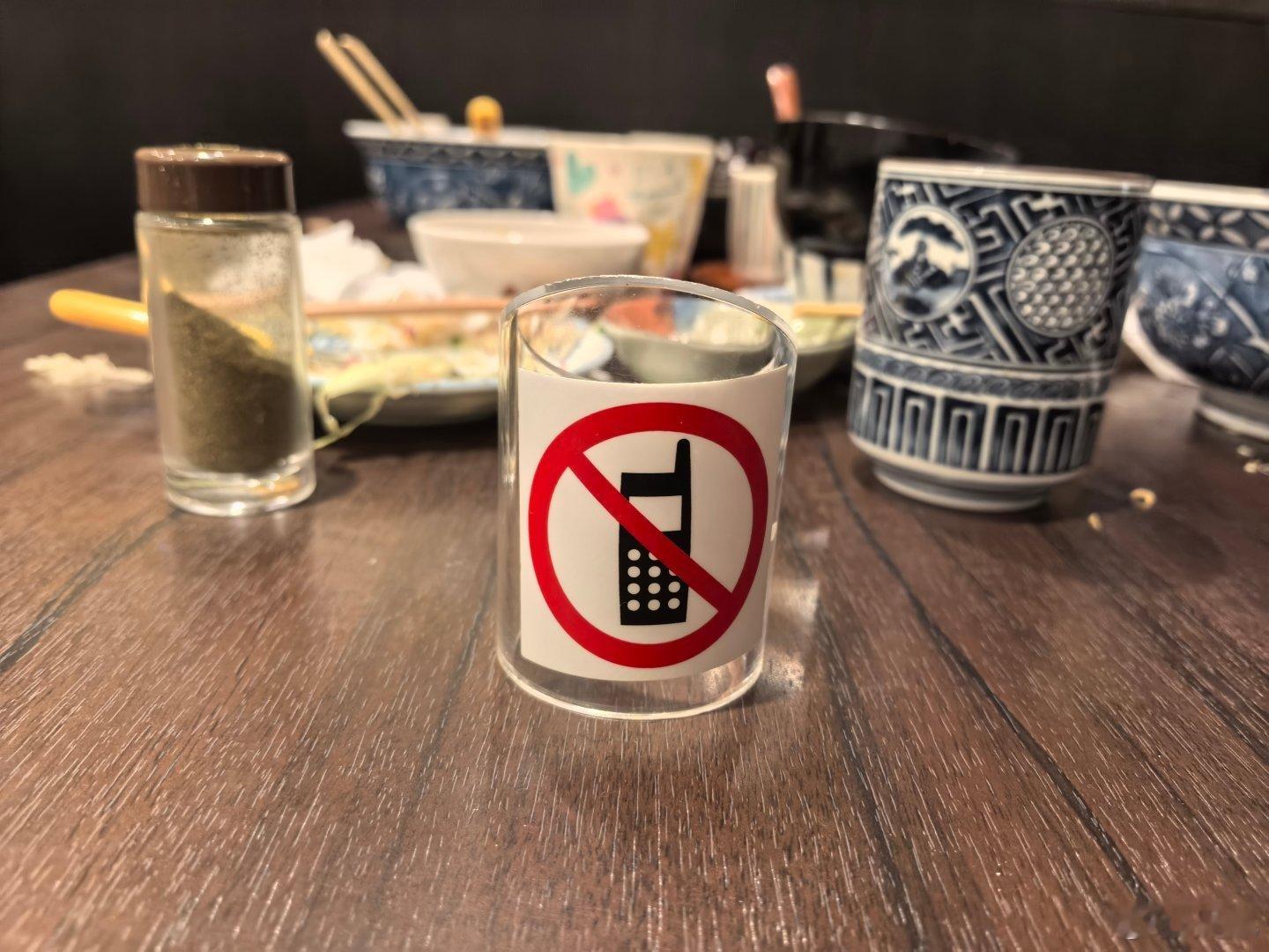 笑死我了。给孩子在伊势丹百货买了个糕点，孩子拿着看，旁边阿姨一直“很有礼貌”地看
