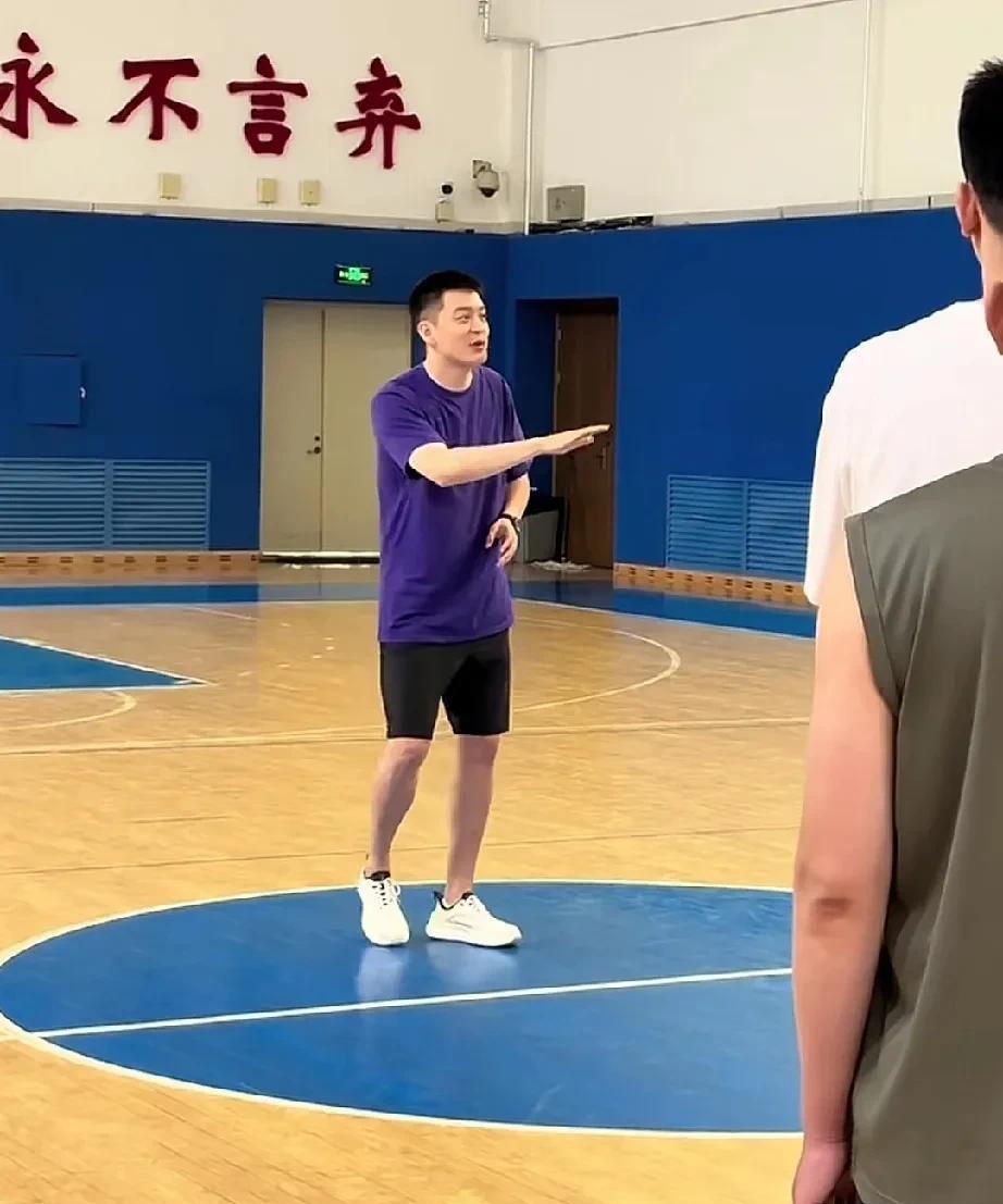 辽宁男篮这招太高了，是计划内的吗？目前辽宁男篮总经理和主教练杨鸣已经前往漂亮国