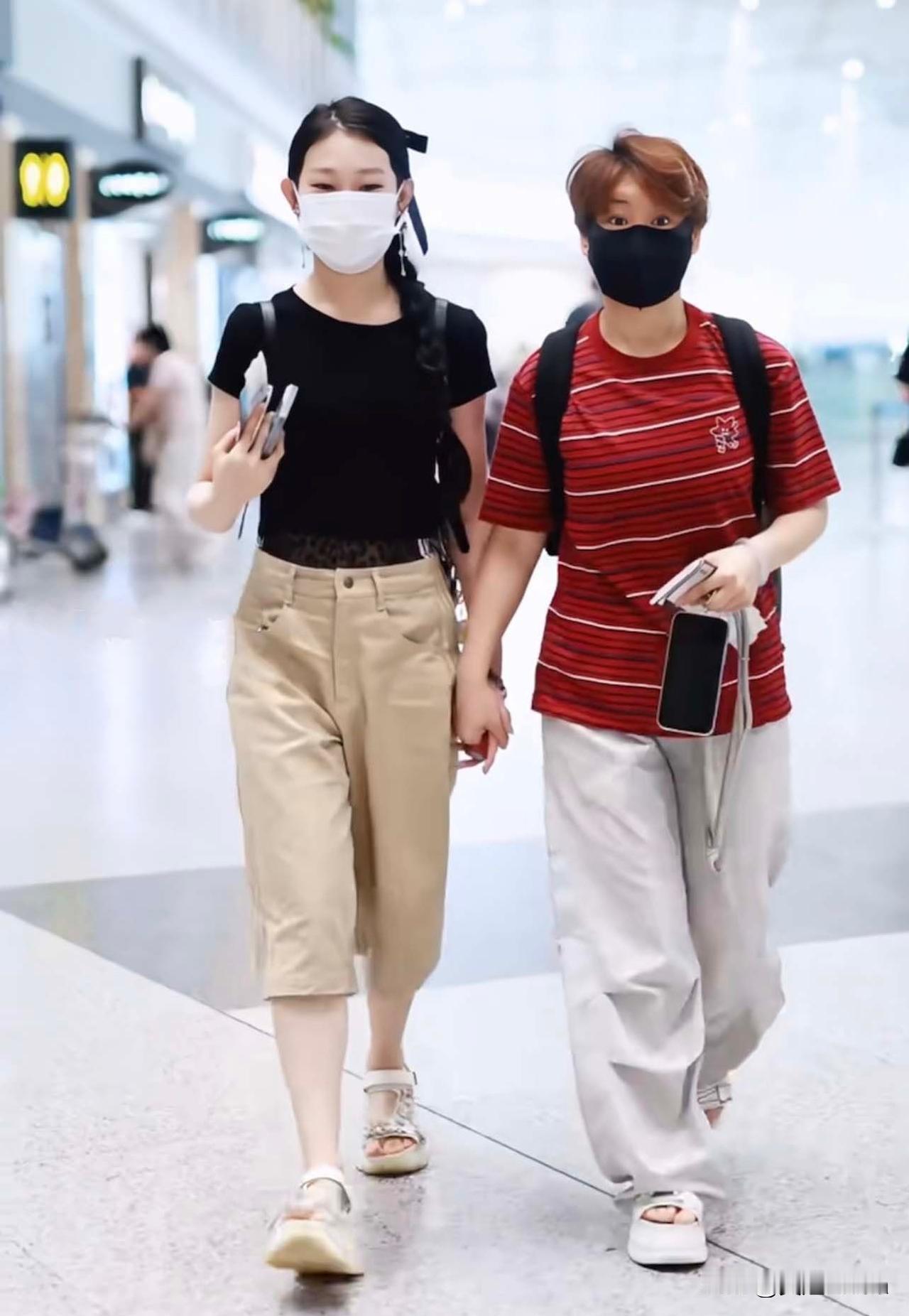 小沈阳女儿沈佳润Nina和妈妈一起出门旅游，母女牵手好似姐妹，沈佳润打扮的很朴素