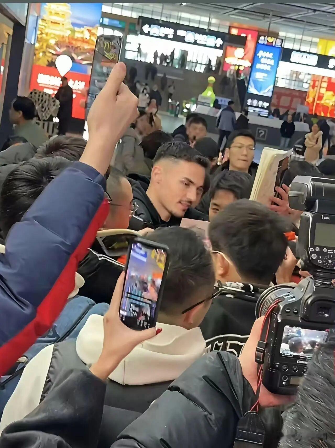 只差官宣！已来山东！2月14日，山东泰山队新外援佩德罗・阿尔瓦罗飞抵北京后转乘高