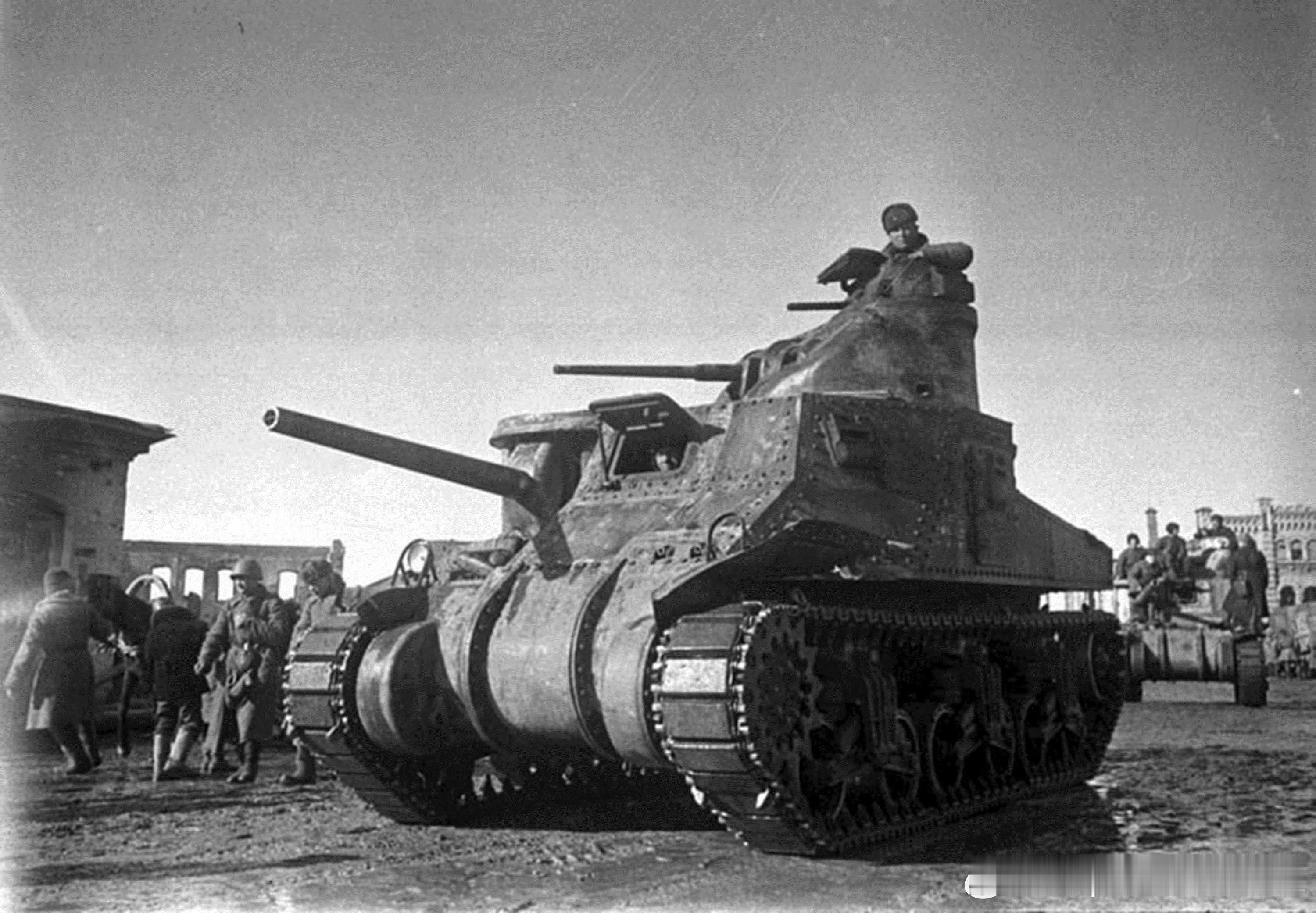 1943年3月12日苏军美制M3坦克进入解放的维亚济马镇。在这张照片中，你可以清