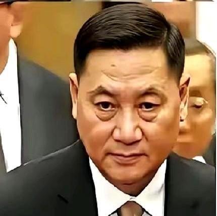 迟重瑞想留头发，继子女说“叔叔光头习惯了”，他就没再提。那会儿网上骂得凶。