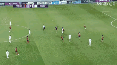 韦世豪，海参吃多了，撑的！就这种球，自己带球，人家就等你触球，人家占据了有利位置