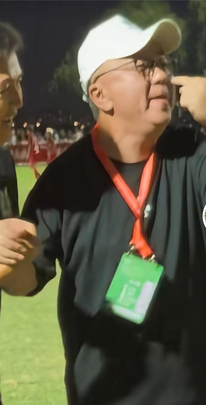 董路带领足球小将赢球后情不自禁，狂喊：还有谁！！！！指着自己的额头，脖颈青筋暴