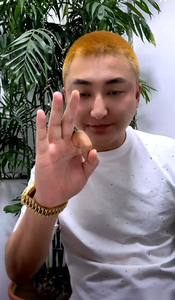 直播间里，当着几万人的面，一个男的，把“家伙什”亮出来了。这事儿搁现实里都够离谱