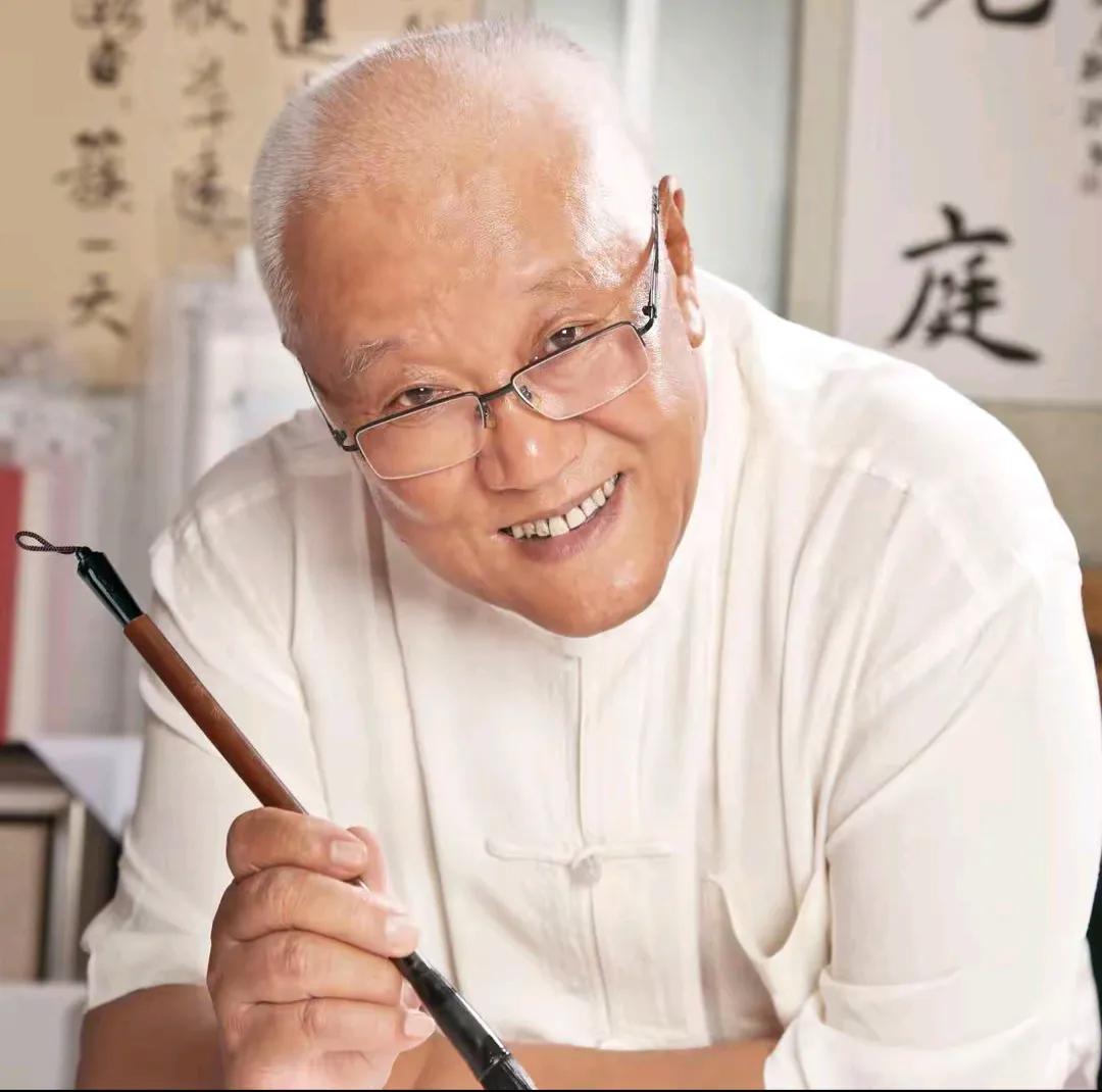 中国著名书法家杨再春先生于7月17日21时25分安然辞世，享年81岁。杨再春先生