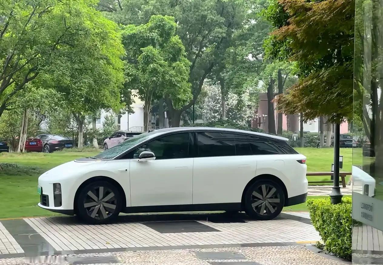 “蔚小理”三家的研发投入分别为：1、蔚来：累计研发投入超688亿元。重点投入