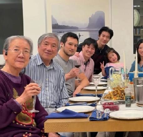 王力宏感恩节全家福，一家人整整齐齐好幸福，王力宏八十多少的老父老母都还好精神，看