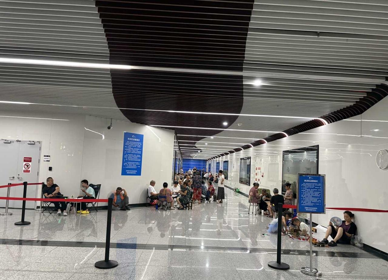 40度高温的成都这项举措不错地铁出入口设置了纳凉区域，有小孩嬉戏有成人自带躺