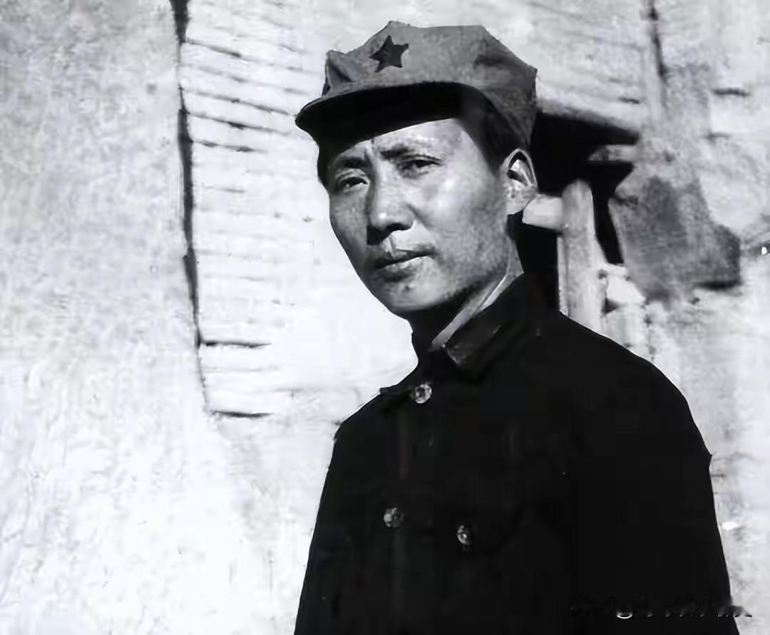 被踢出决策圈，他抱起一本旧书翻烂1932年宁都会议后，毛泽东靠边站了。别人