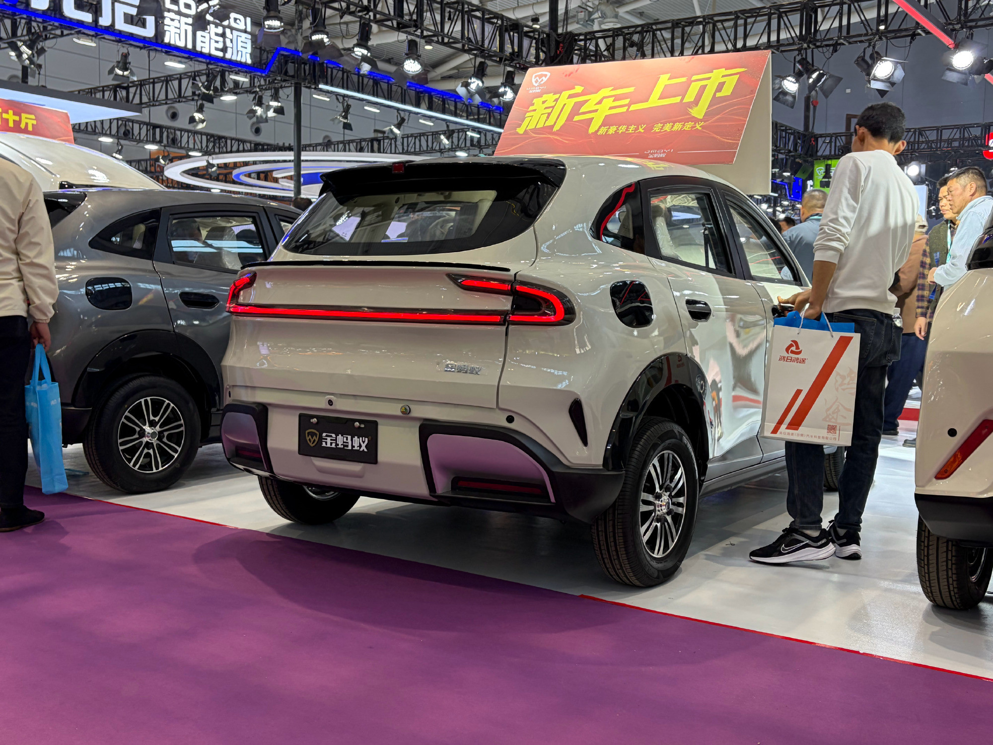 老米YU7亮相某车展，只要二万三