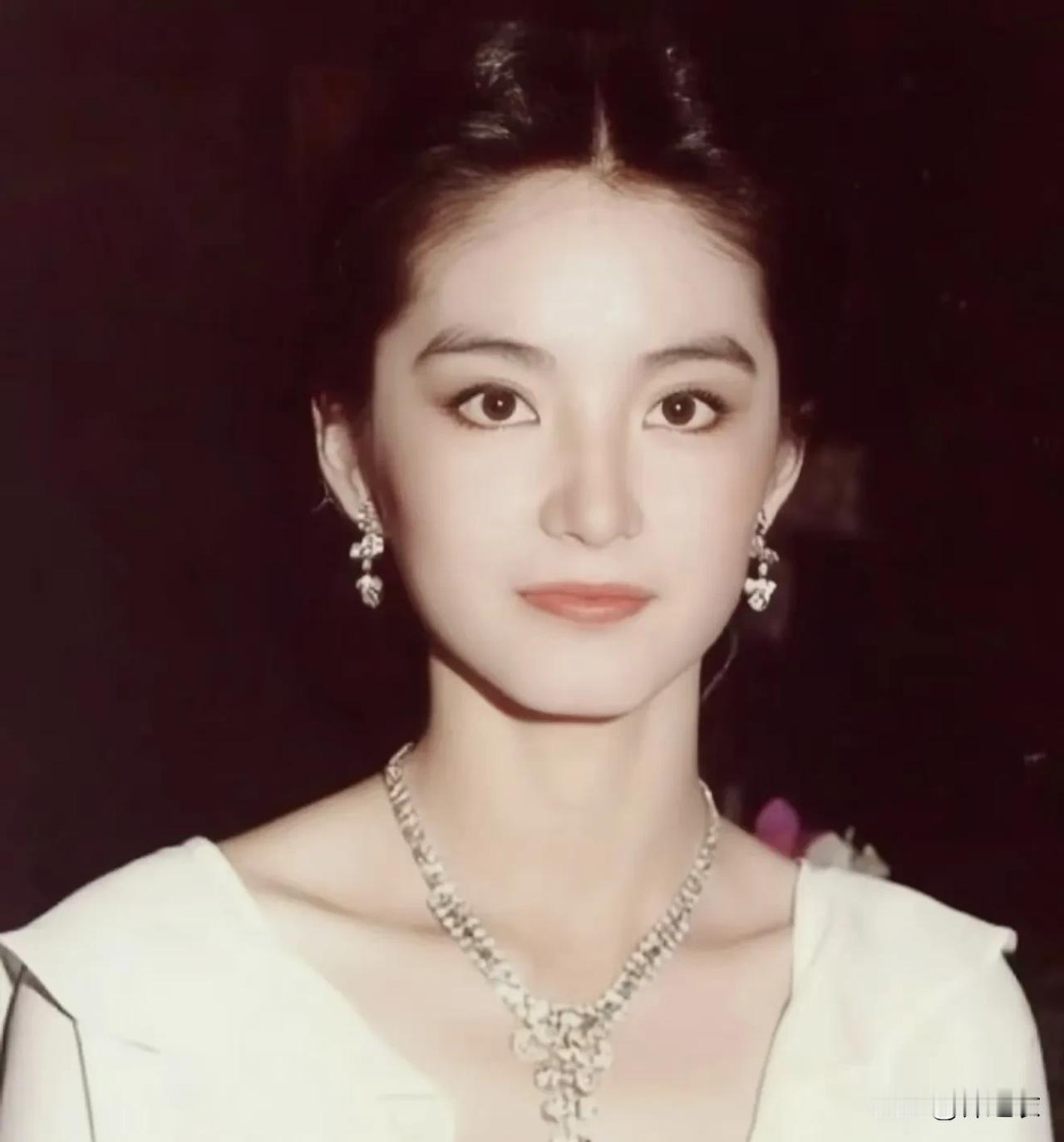 林青霞年轻时的颜值确实是没得说，而唯一让我想不通的是大美人怎么看上了秦汉。记