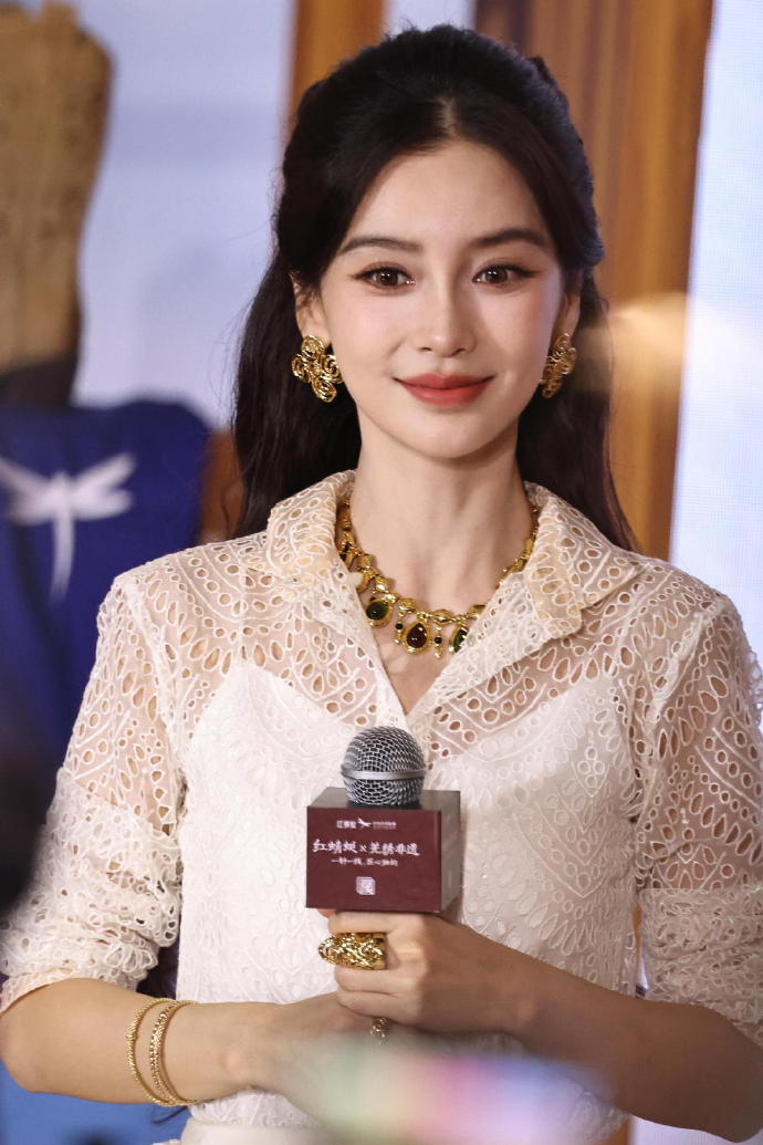 Angelababy现身红蜻蜓线下活动身穿AlexisMabille20