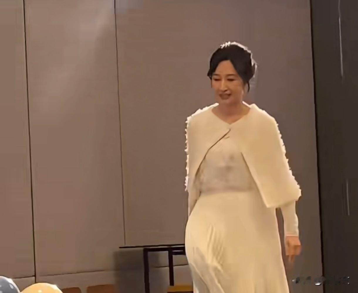 61岁关咏荷素颜杀疯了！原相机直拍似41岁，这才是优雅老去的天花板最近香港