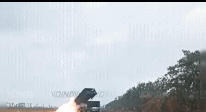 俄式狂轰乱炸！俄军使用“战场屠夫”喷火坦克tos-1，向躲藏在树林中的乌军阵地倾