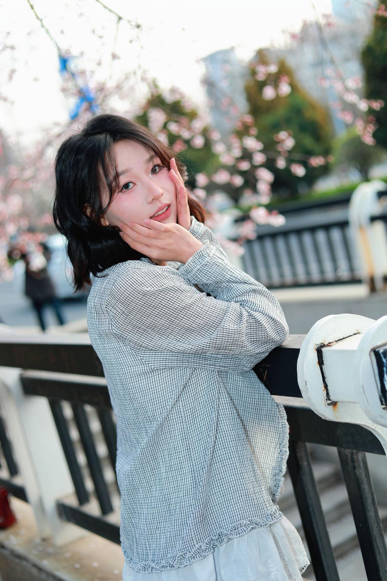 人像摄影约拍跟拍杏花氛围打卡杏花人像原创原图直出照片我镜头里的美女