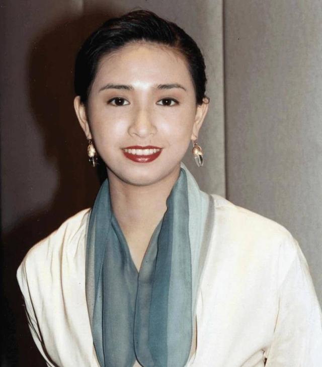 57岁冻龄女神吴婉芳：豪门婚姻+霍家联姻，她凭啥活成人生赢家？港姐出身，却放
