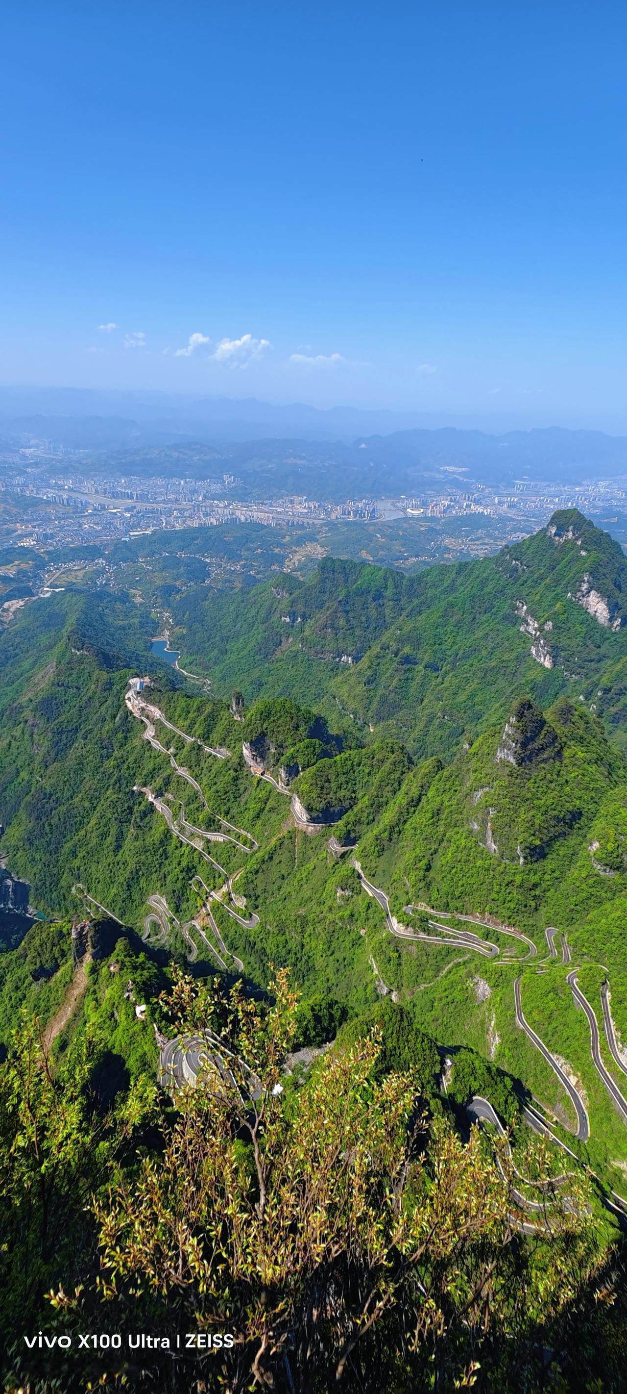 今日登天门山，仰望那直插云霄的上天梯，九百九十九级台阶仿佛是通往天际的通途。站在